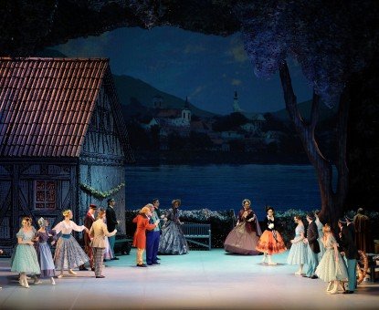 Ink Idea a imprimé le décor de scène pour le ballet "At the Blue Danube"